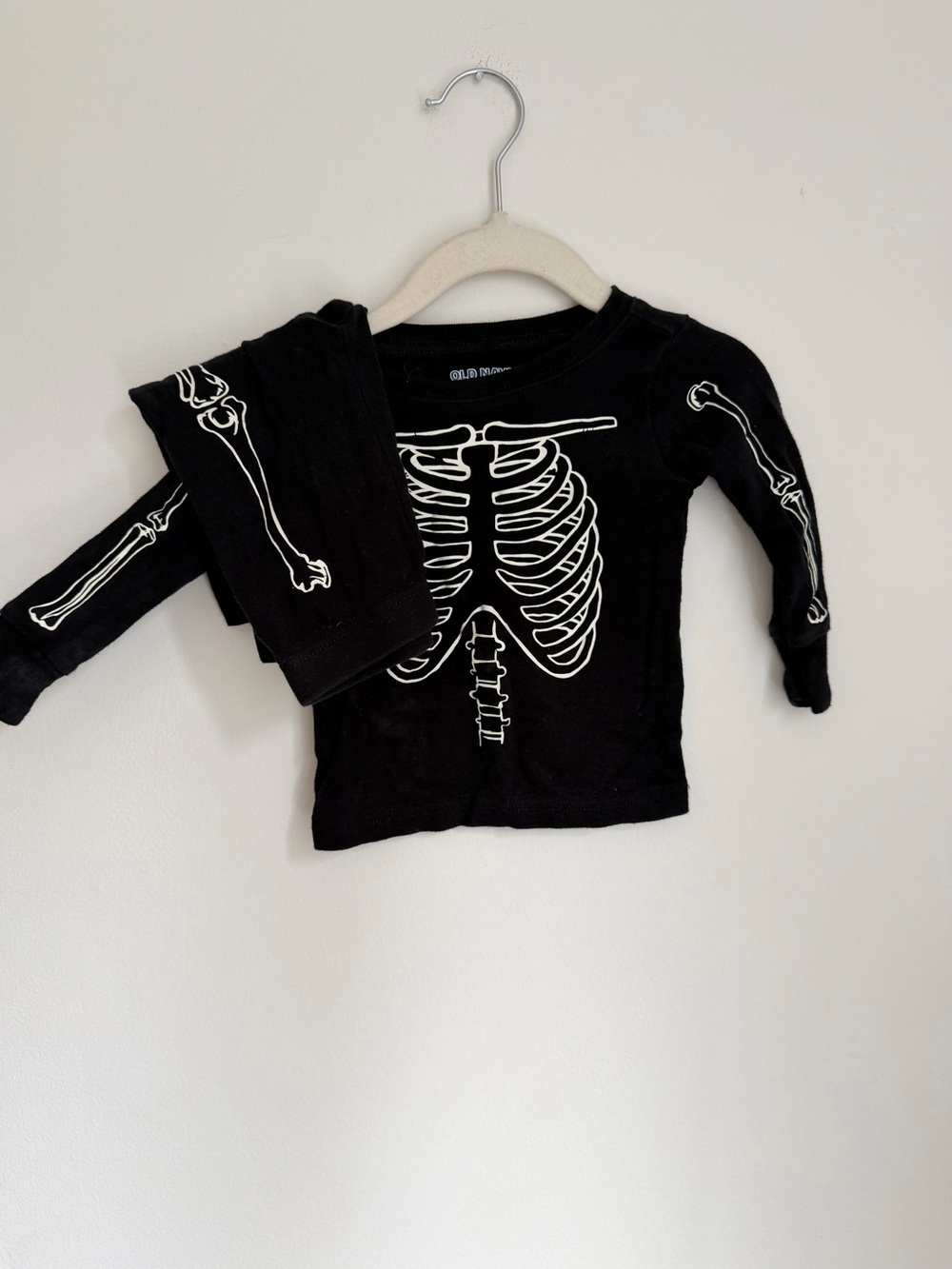 Old Navy Skeleton Halloween Pajama Set (Size 6-12m)